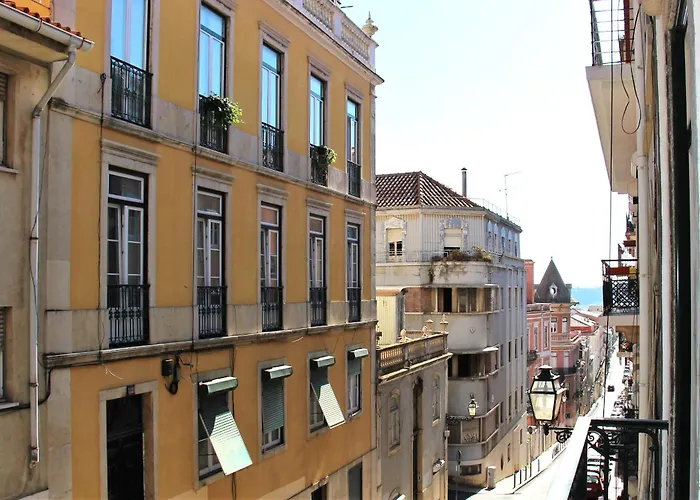 Apartamento Sm1-happy At Hip Pr.real & Bair.alto + Private Patio! *